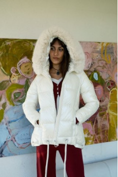 PARKA CORTA CON CAPUCHA BLANCA