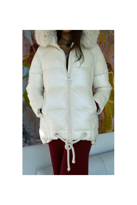 PARKA CORTA CON CAPUCHA BLANCA