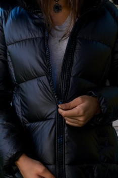 PARKA CORTA CON CAPUCHA NEGRO 2