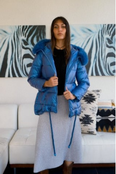 PARKA CORTA CON CAPUCHA AZUL 2