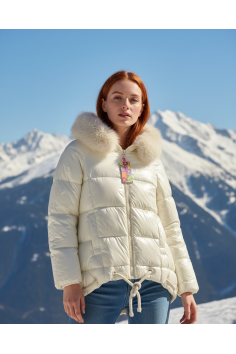 PARKA CORTA CON CAPUCHA BLANCA