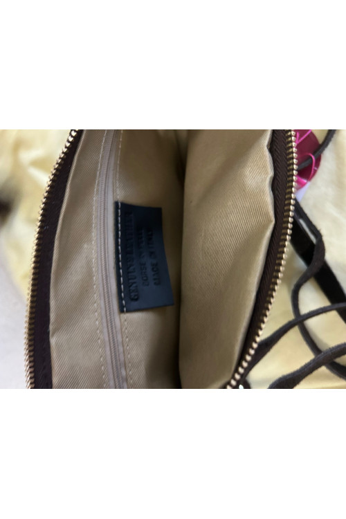 BOLSO SERRAJE MARRÓN TACHUELAS