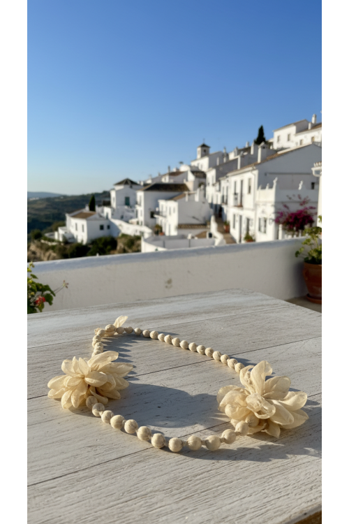 COLLAR BOLAS FLORES HUESO