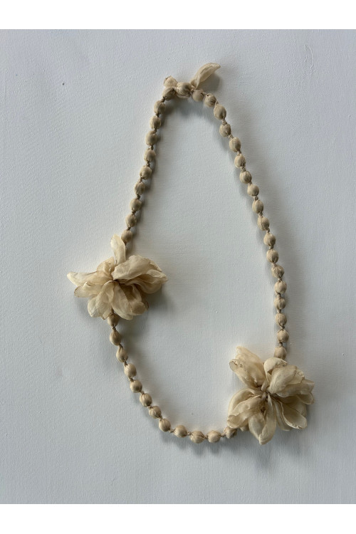 COLLAR BOLAS FLORES HUESO
