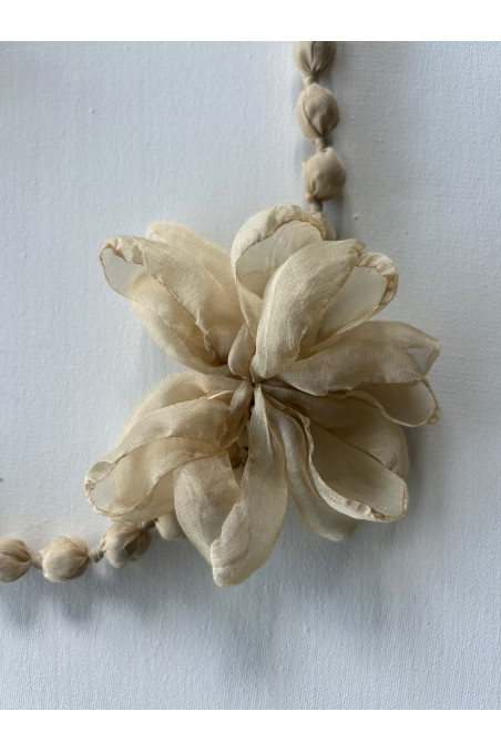 COLLAR BOLAS FLORES HUESO