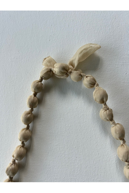 COLLAR BOLAS FLORES HUESO