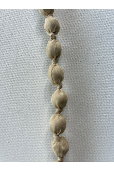 COLLAR BOLAS FLORES HUESO