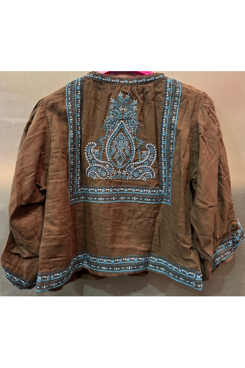 CHAQUETA MARRÓN BORDADOS AZULES