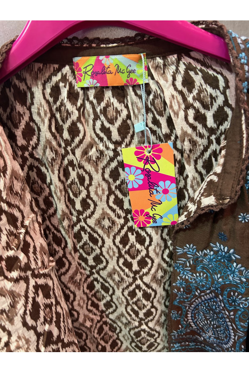 CHAQUETA MARRÓN BORDADOS AZULES