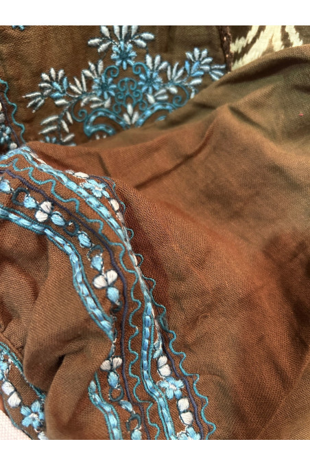 CHAQUETA MARRÓN BORDADOS AZULES