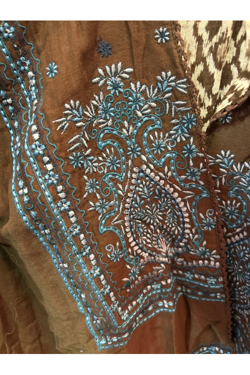 CHAQUETA MARRÓN BORDADOS AZULES